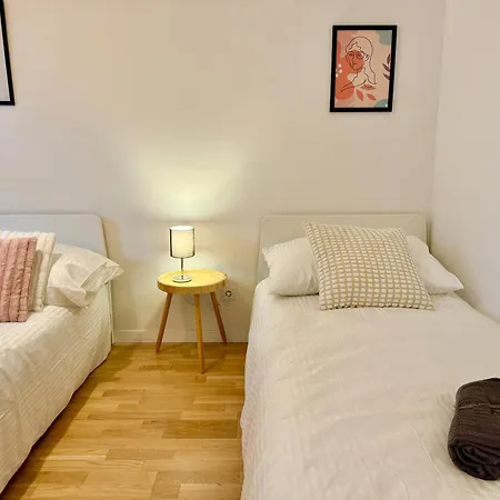 Modern With Balcony Near Vienna וינר ניודורף
