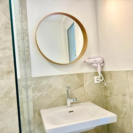 Modern With Balcony Near Vienna דירה וינר ניודורף