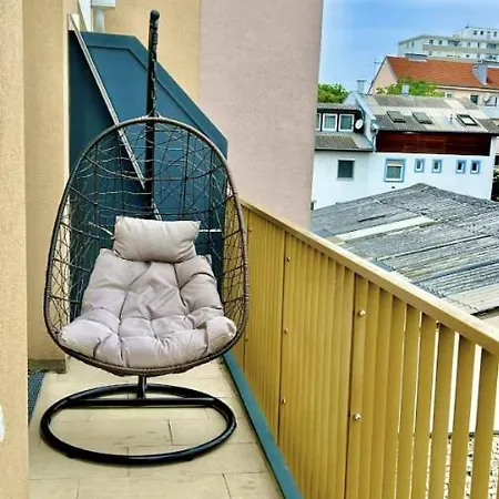 Modern With Balcony Near Vienna וינר ניודורף