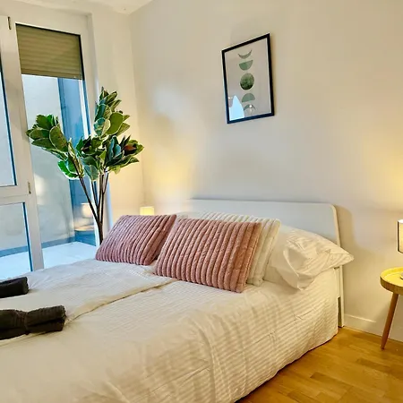 Modern With Balcony Near Vienna דירה *