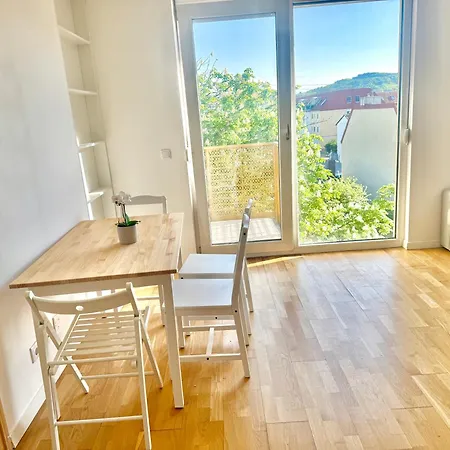 Modern With Balcony Near Vienna דירה *