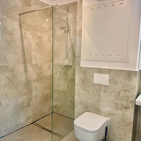 Modern With Balcony Near Vienna וינר ניודורף