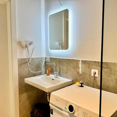 Modern With Balcony Near Vienna דירה