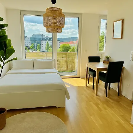 Modern With Balcony Near Vienna דירה