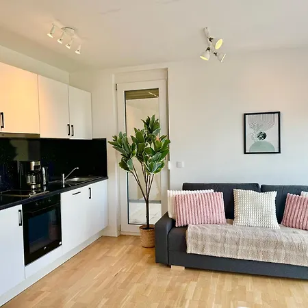 Modern With Balcony Near Vienna דירה
