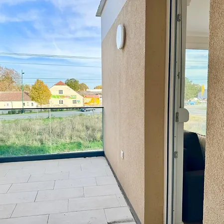 Modern With Balcony Near Vienna דירה *