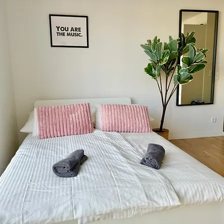 Modern With Balcony Near Vienna דירה וינר ניודורף