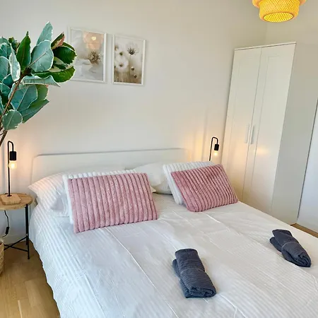 דירה Modern With Balcony Near Vienna וינר ניודורף
