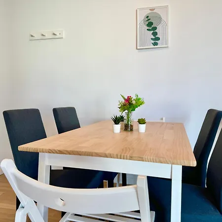 Modern With Balcony Near Vienna וינר ניודורף