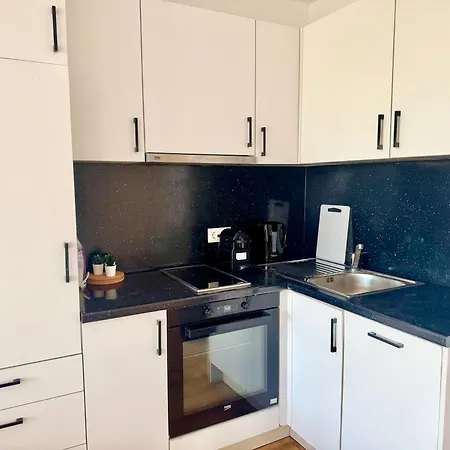 Modern With Balcony Near Vienna דירה