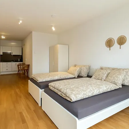 דירה Modern With Balcony Near Vienna וינר ניודורף